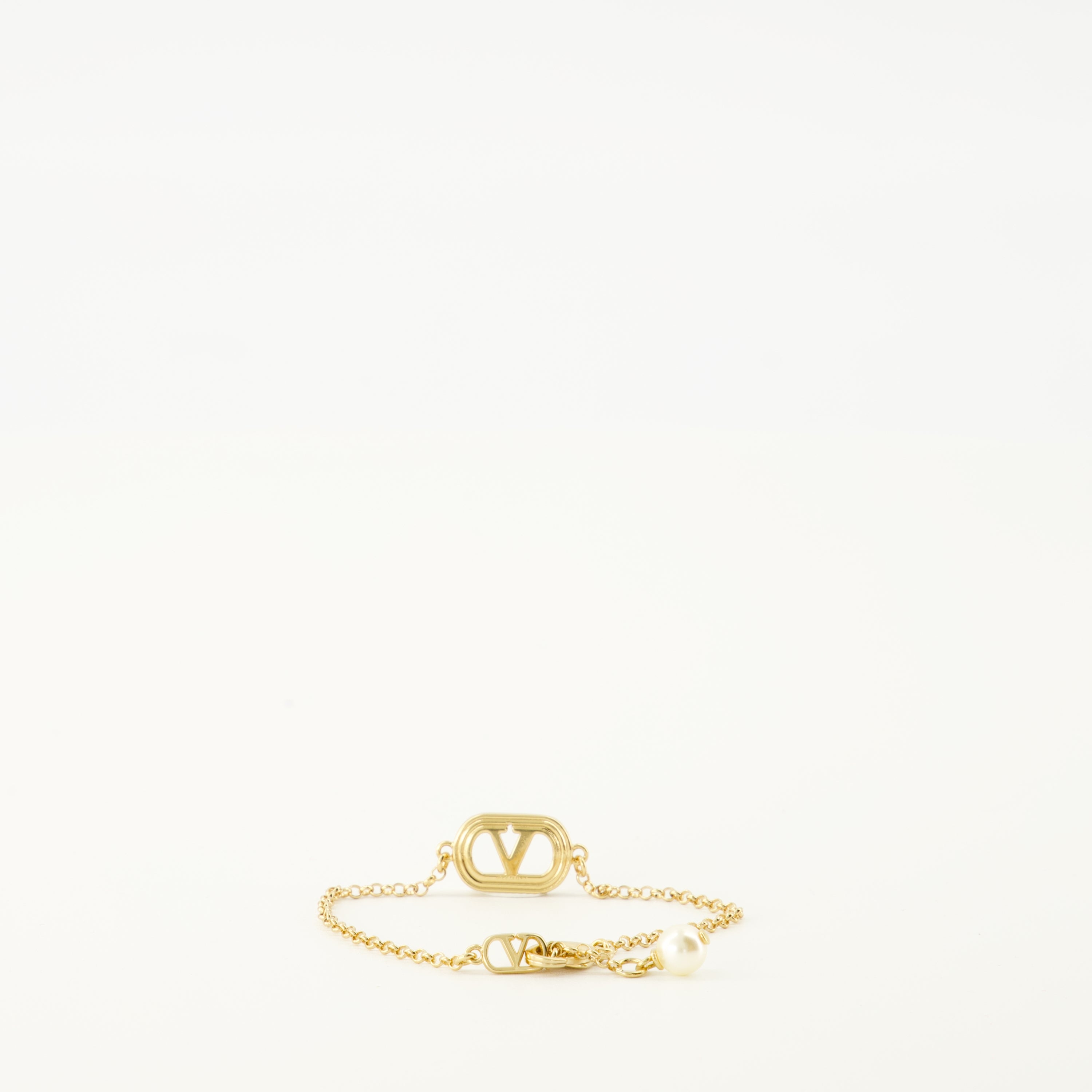 Image de l'article Bracelet Vlogo et perle de la marque Valentino Garavani pour Femme - Saison Automne-Hiver 2025 - Vue de Dos