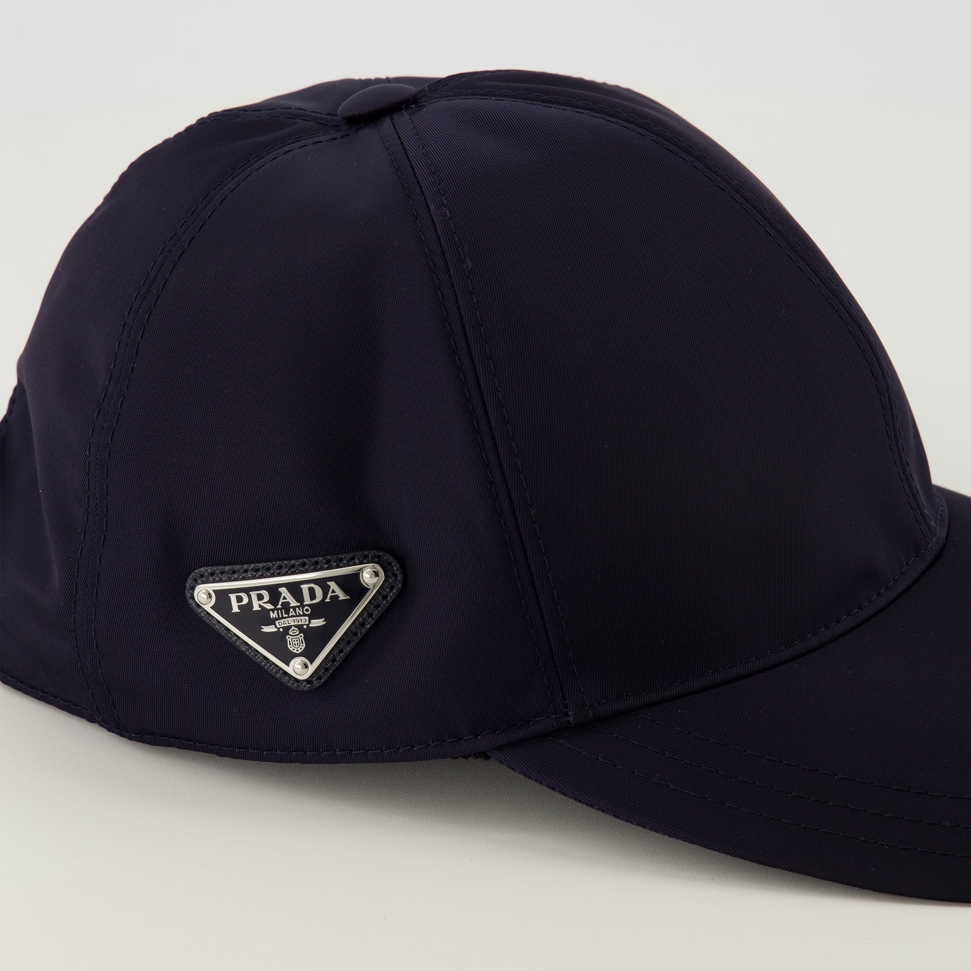 Immagine del cappello da uomo in Re-Nylon blu navy di Prada - Stagione Primavera-Estate 2026 - Vista Dettagliata_3