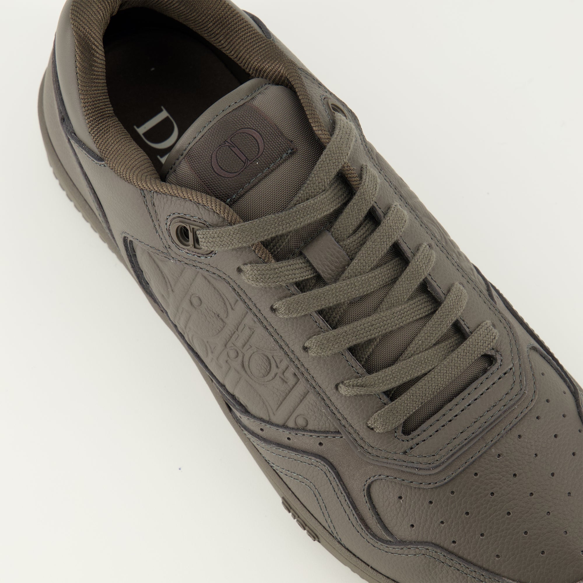 Bild der grauen Dior B27 Uptown Sneakers für Herren - Frühjahr/Sommer 2026 - Detaillierte Draufsicht