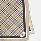 Image de l'article Carré de soie à carreaux de la marque Burberry pour Unisex - Saison Automne-Hiver 2025 - Vue détaillée_3