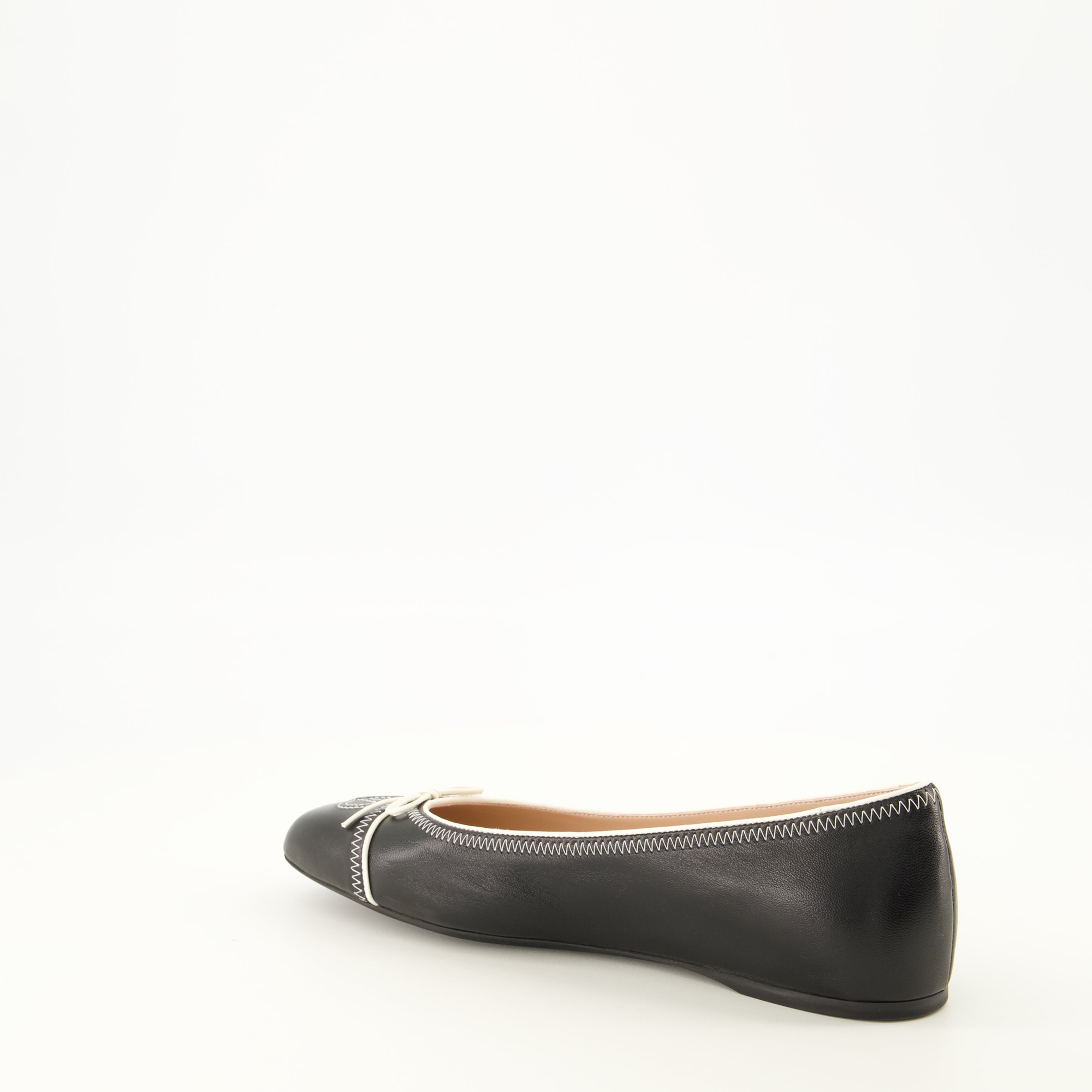 Chaussures plates Ballerines en cuir noir Valentino Garavani Noir Femme