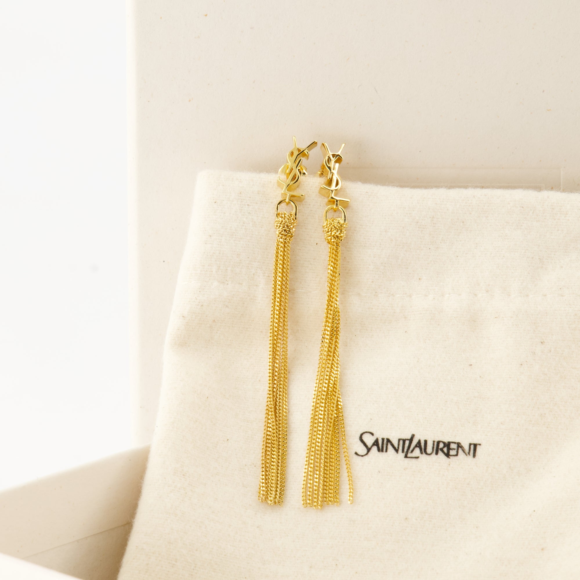 Image de l'article Boucles d'oreilles Cassandre à pompom de la marque Saint Laurent pour Femme - Saison Automne-Hiver 2025 - Vue détaillée_2