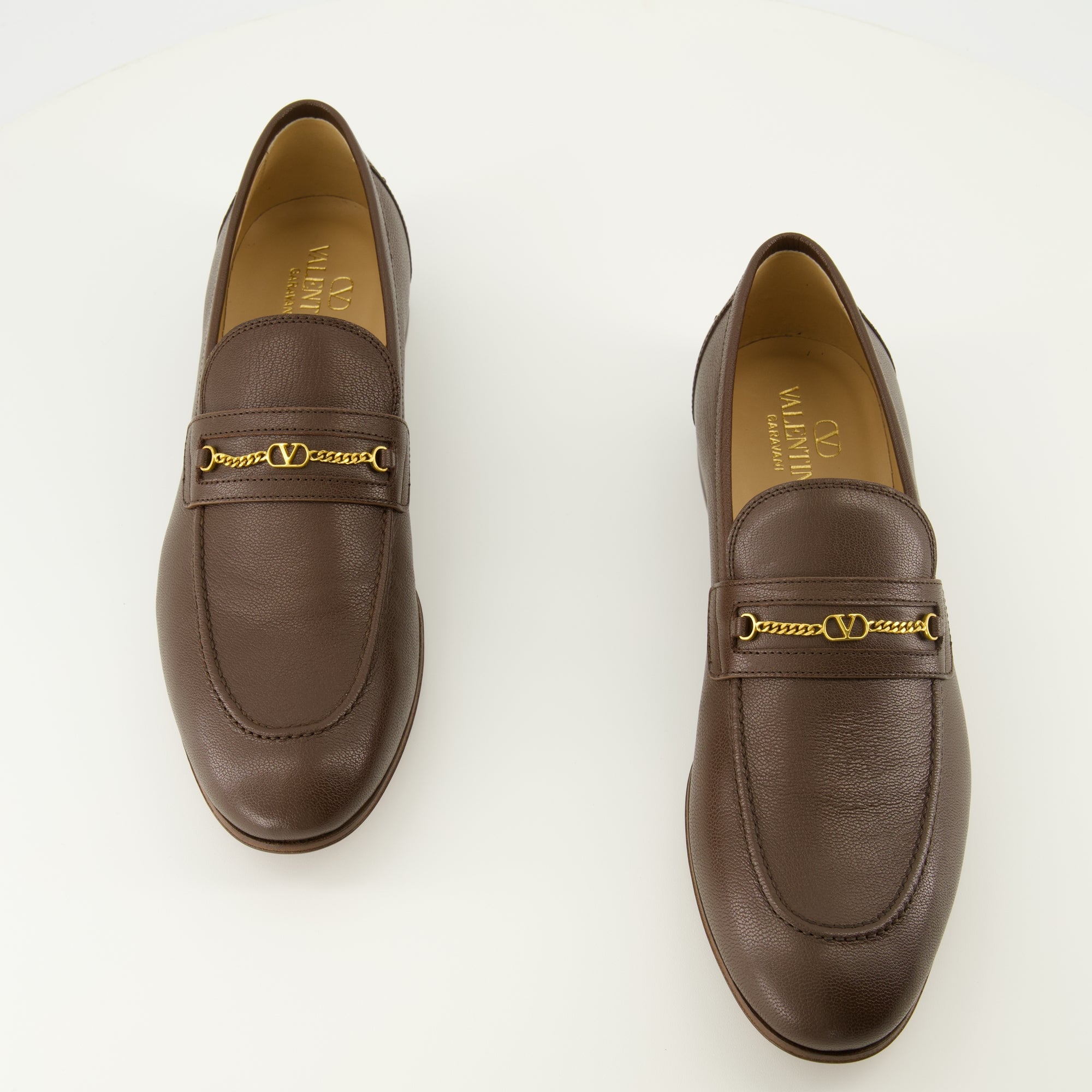 Image de l'article Mocassins Vlogo de la marque Valentino Garavani pour Homme - Saison Automne-Hiver 2025 - Vue de dessus paire de chaussure