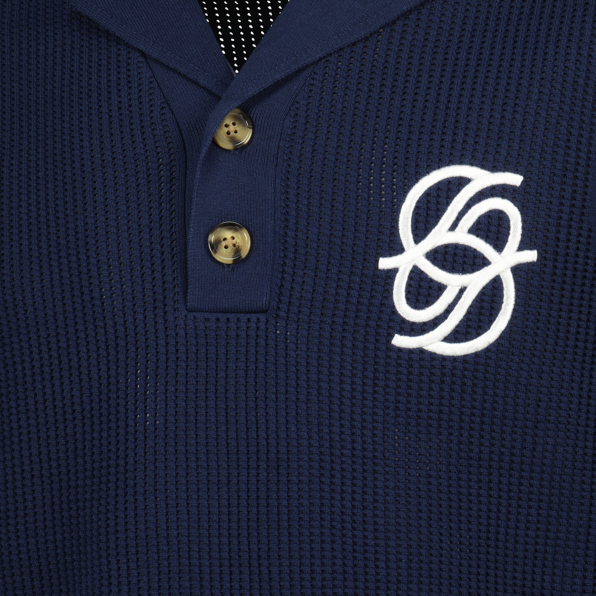 Immagine del polo in maglia blu navy del marchio Drole De Monsieur per Uomo - Stagione Primavera-Estate 2026 - Vista Dettagliata 2