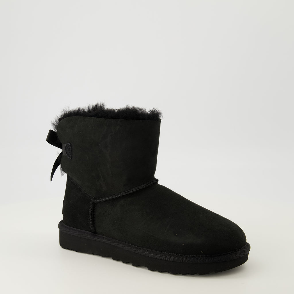 Image of the Ugg Mini Bailey Bow II boots for Women - Autumn-Winter 2025 - Three quarter front right view