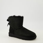Image of the Ugg Mini Bailey Bow II boots for Women - Autumn-Winter 2025 - Three quarter front right view