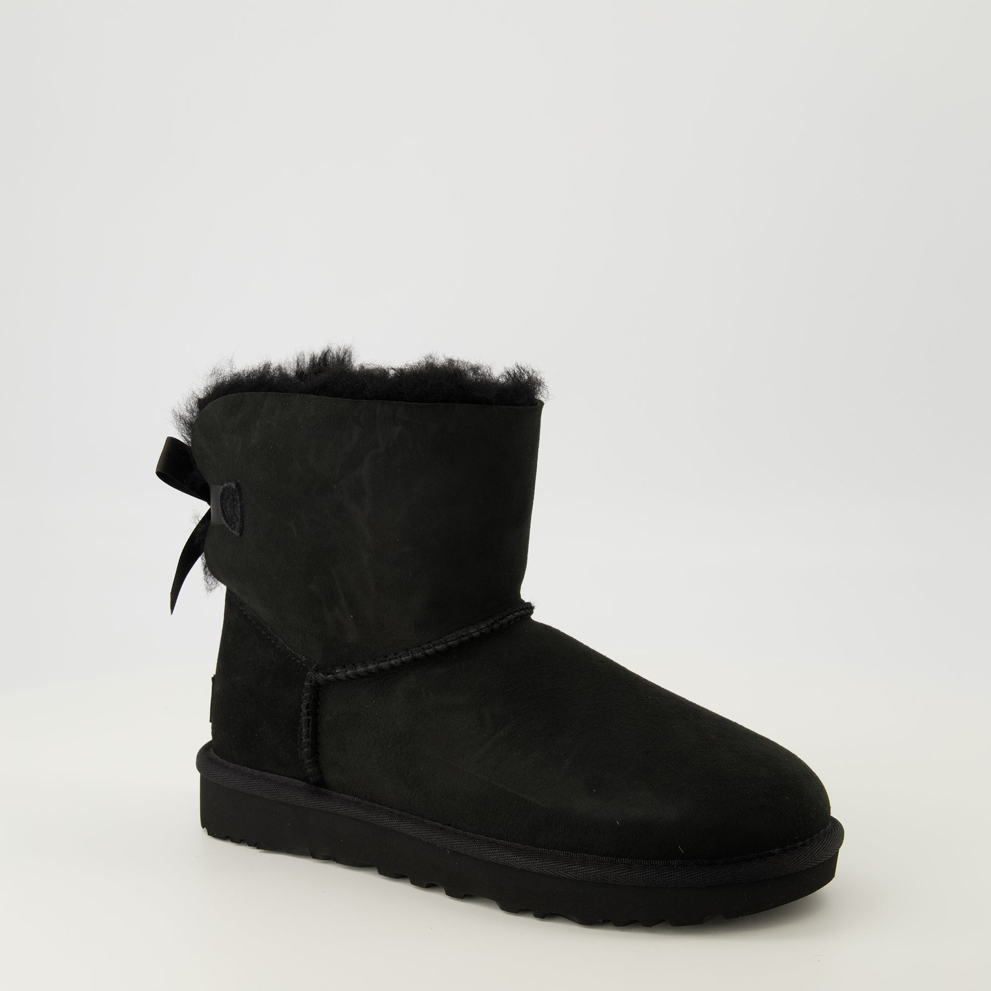 Image of the Ugg Mini Bailey Bow II boots for Women - Autumn-Winter 2025 - Three quarter front right view