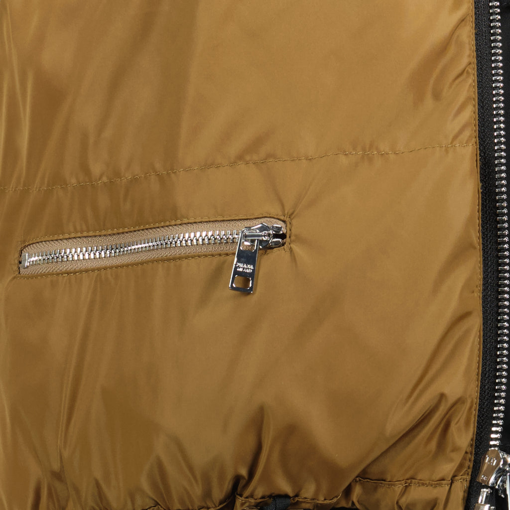 Bild des Prada Re-Nylon Daunenjacke für Frauen - Herbst-Winter 2025 - Detailansicht_2