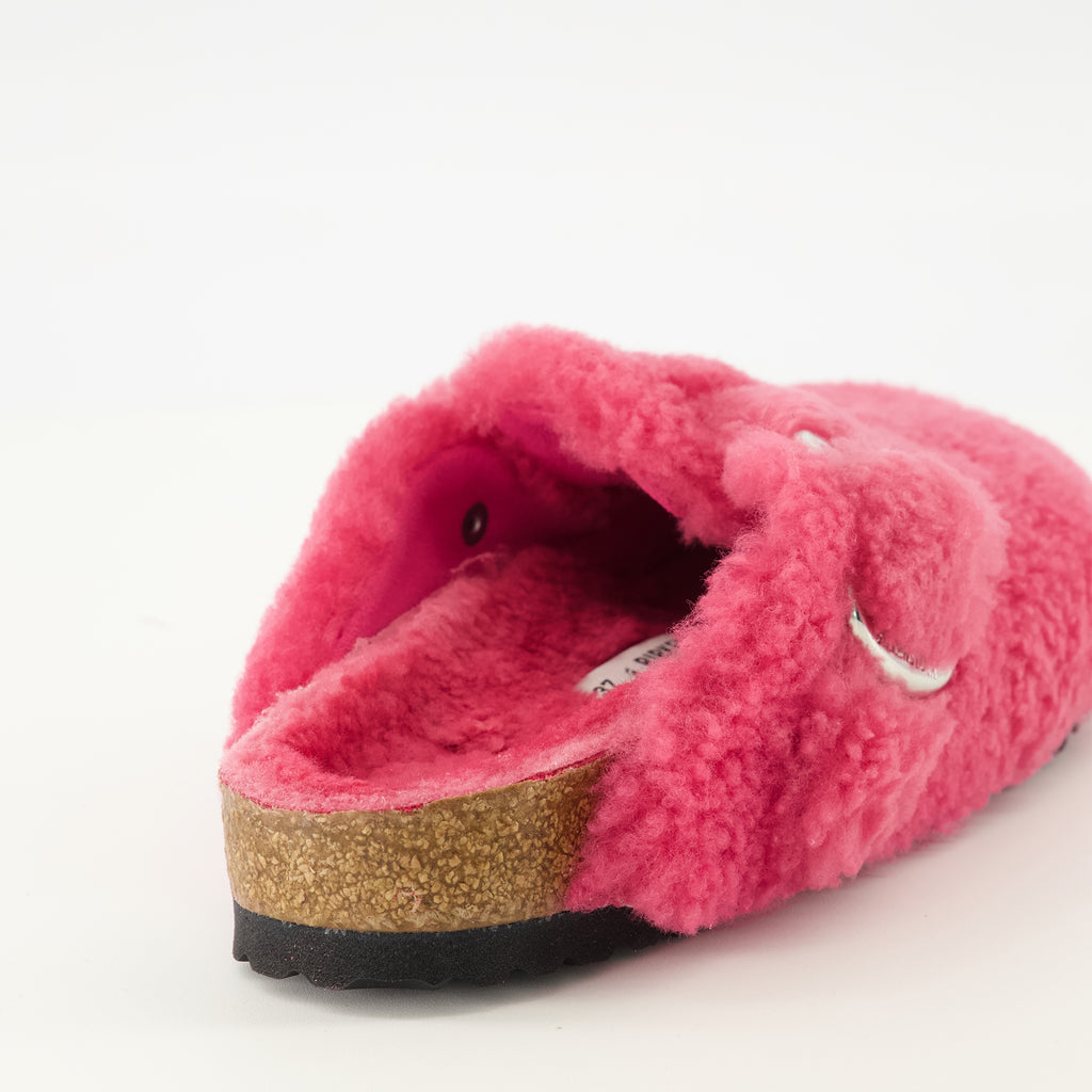 Image de l'article Mules Boston en teddy rose de la marque Birkenstock pour Femme - Saison Printemps-Été 2026 - Vue arrière