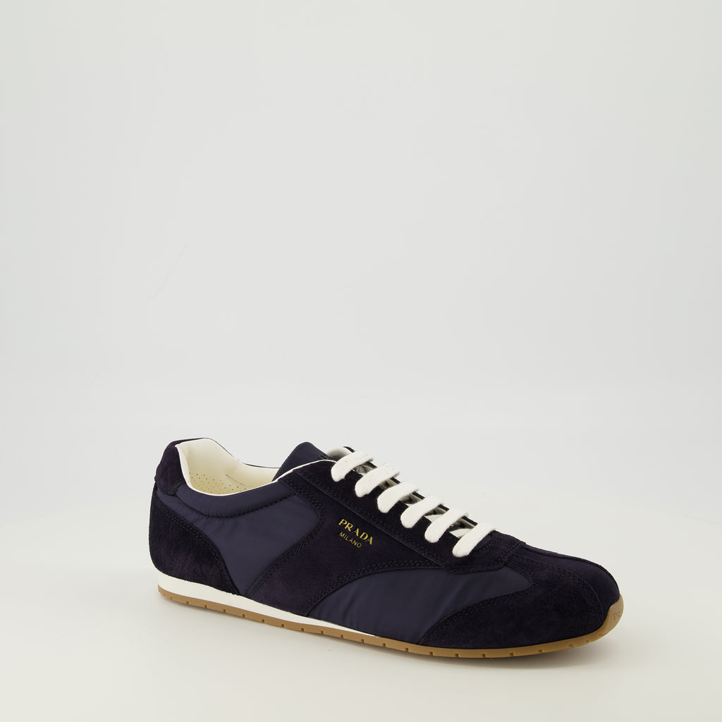 Bild der Bakets Prax dunkelblauen Low-Tops der Marke Prada für Herren - Frühling-Sommer 2026 - dreiviertel Vorderansicht rechts