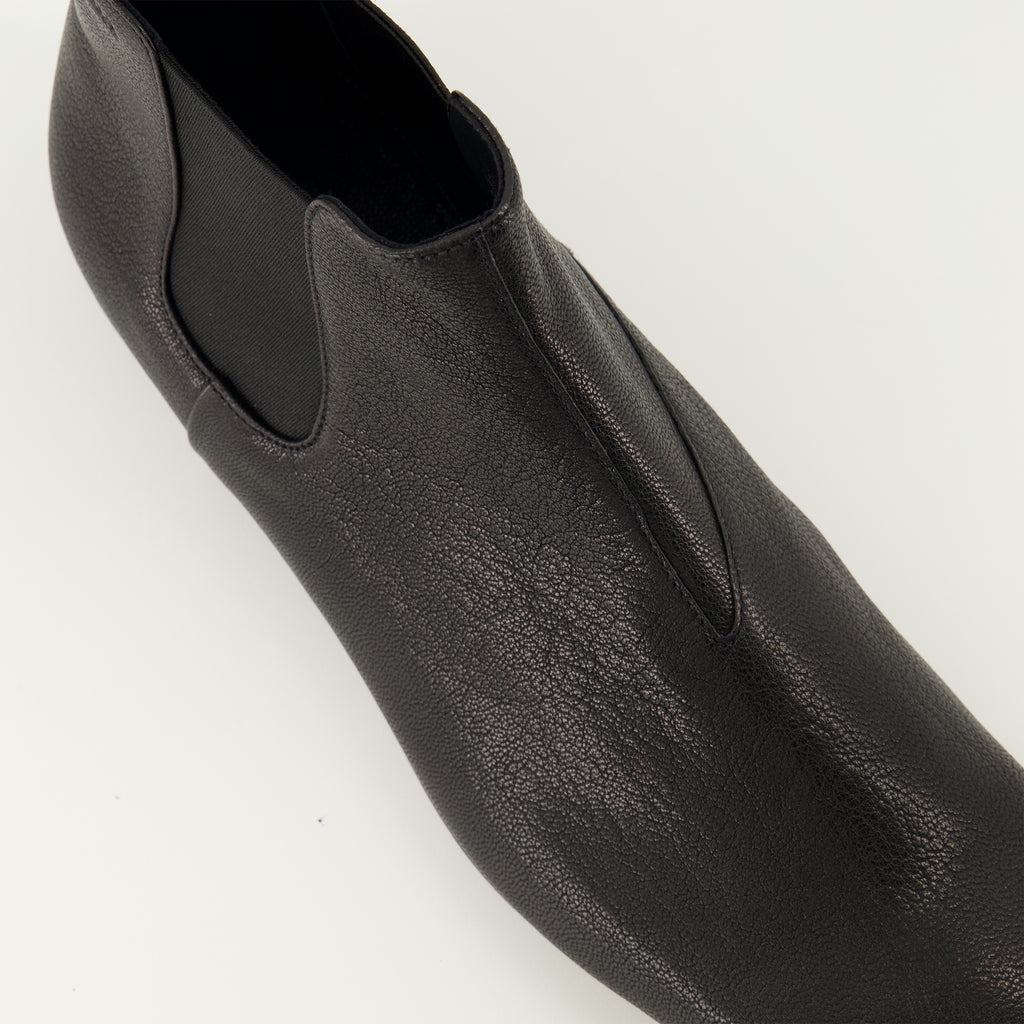 Imagen de las botas Chelsea de cuero negro de Prada para Hombre - Temporada Primavera-Verano 2026 - Vista detallada desde arriba