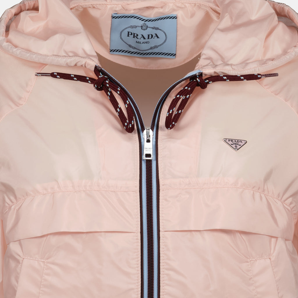 Bild des kurzen rosa Re-nylon Windbreakers von Prada für Frauen - Frühjahr-Sommer 2026 - Detailansicht 1