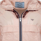 Immagine del giubbotto corto in Re-nylon rosa di Prada per Donna - Stagione Primavera-Estate 2026 - Vista Dettagliata 1