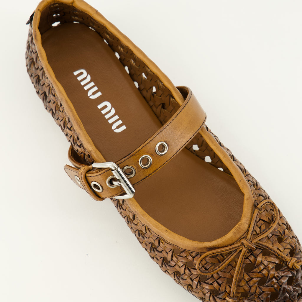 Chaussures plates Bailarinas de Cuero Cannage en Marrón Miu Miu Marron Femme