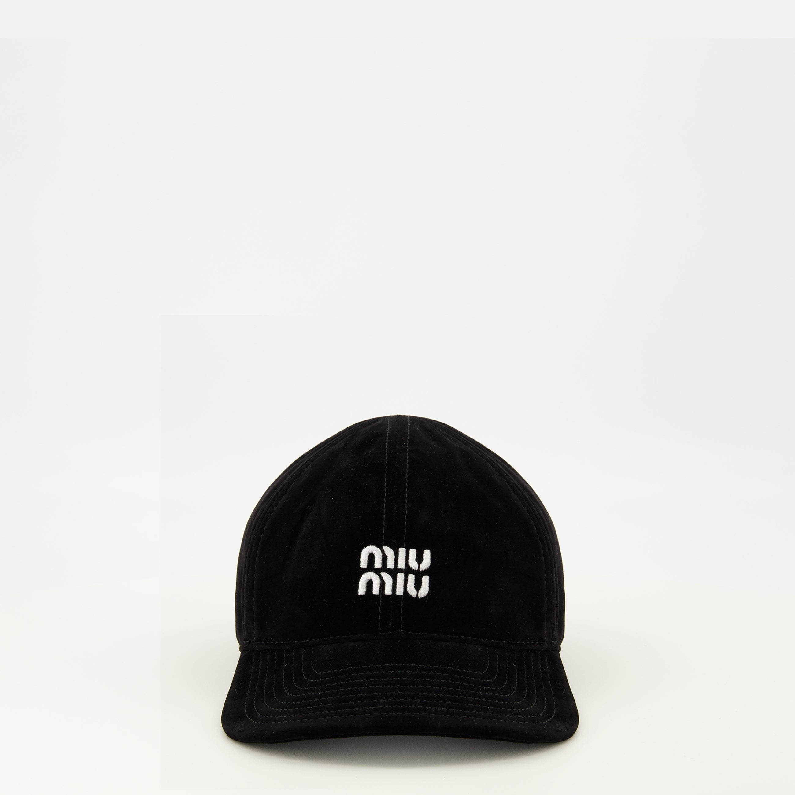Image de l'article Casquette en velous noir de la marque Miu Miu pour Femme - Saison Printemps-Été 2026 - Vue de Face