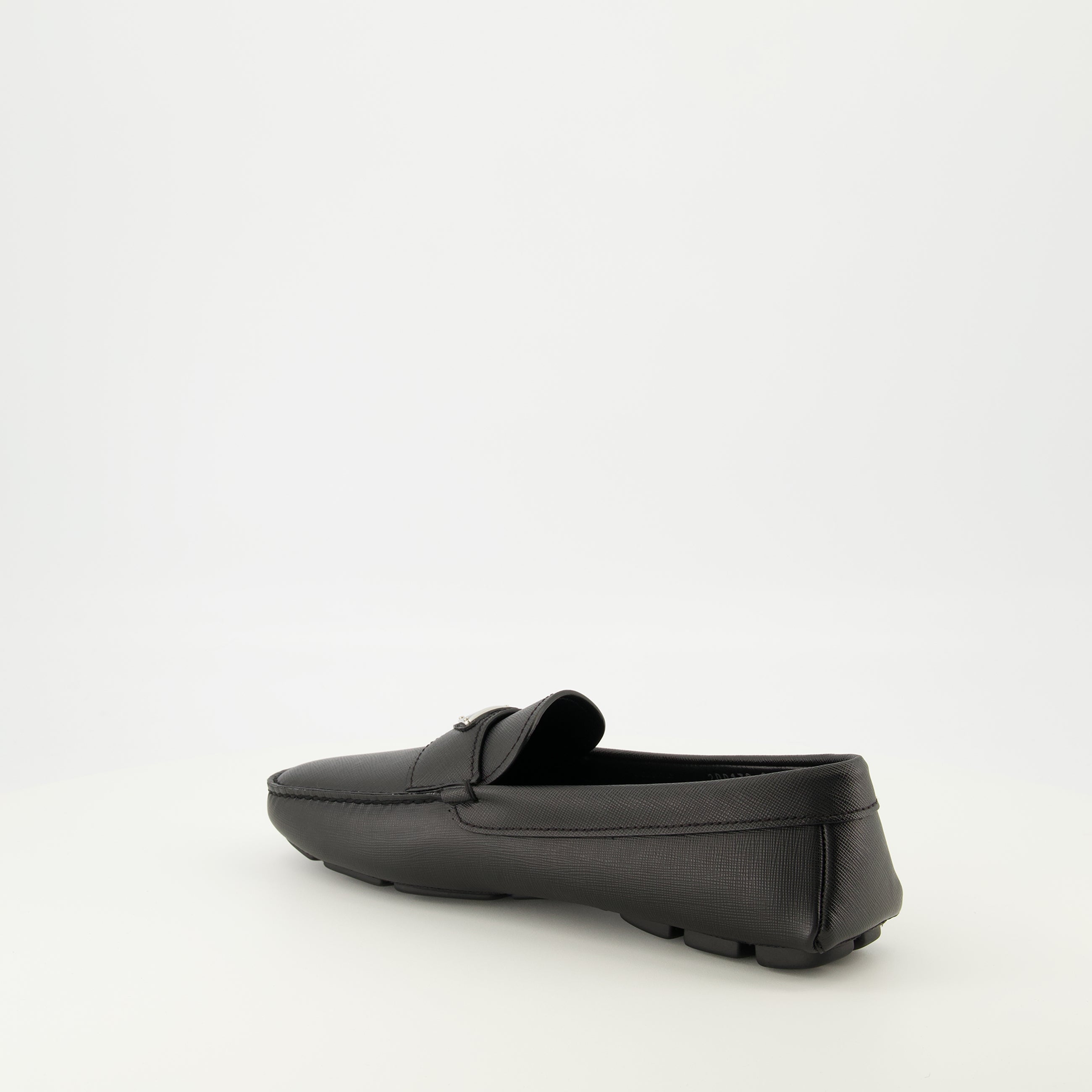 Image de l'article Mocassins en cuir noir de la marque Prada pour Homme - Saison Printemps-Été 2026 - Vue trois quarts arrière droite