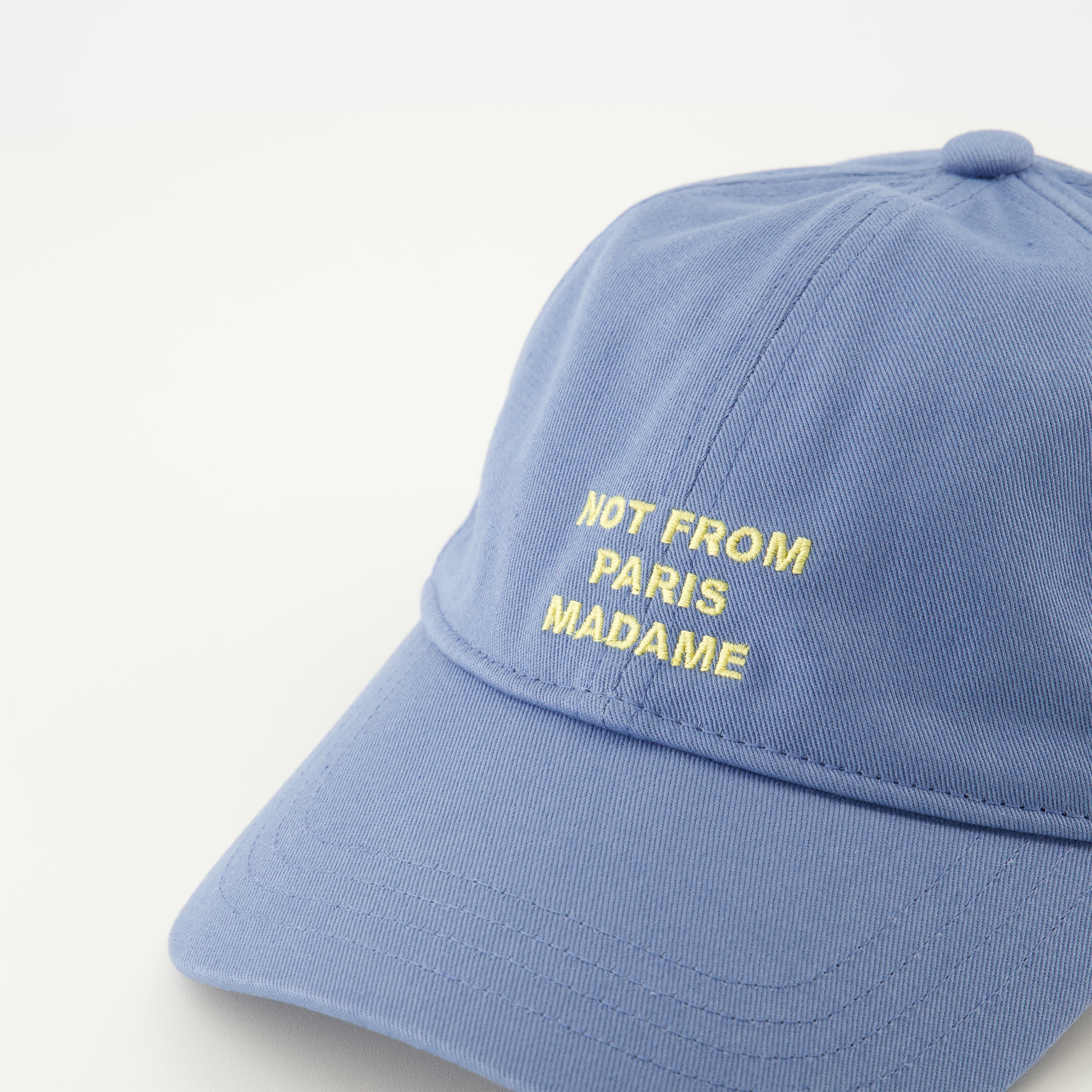 Drole De Monsieur 브랜드의 남성용 파란색 슬로건 모자의 이미지 - 2026년 봄-여름 - 상세 보기_3