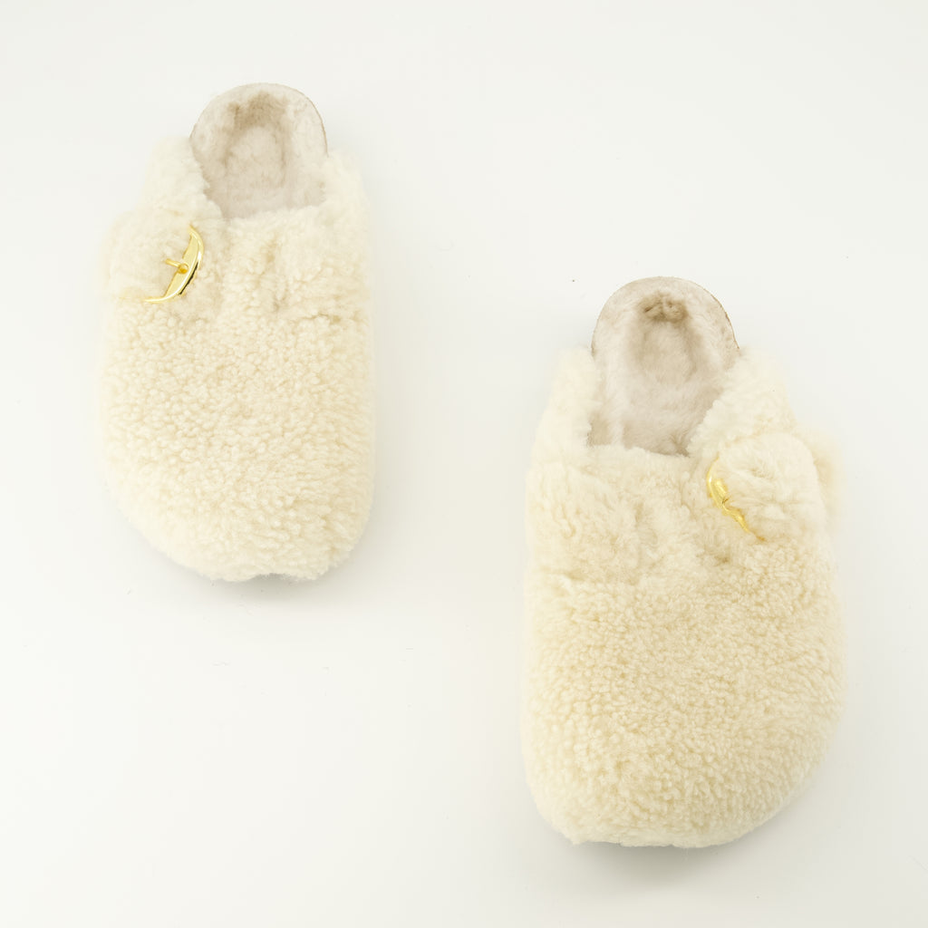 Image de l'article Mules Boston en teddy blanche de la marque Birkenstock pour Femme - Saison Printemps-Été 2026 - Vue de dessus paire de chaussure