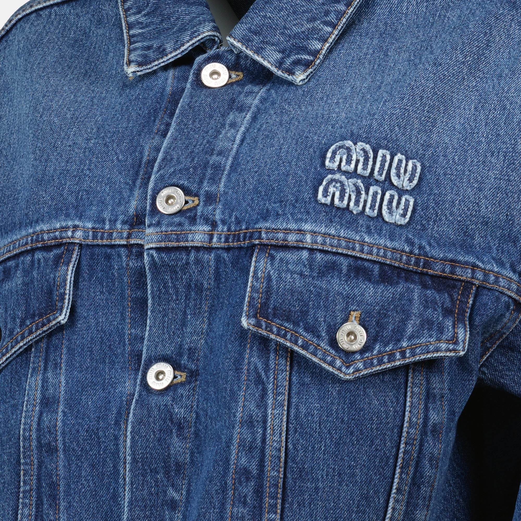 Bild der Miu Miu Marke Damen Kurzjeansjacke - Frühjahr-Sommer 2026 - Detaillierte Ansicht_1