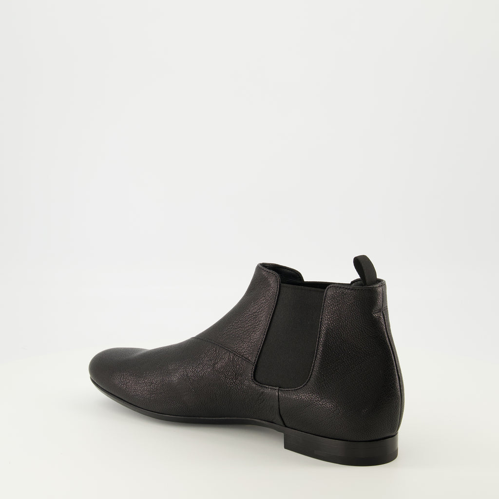 Imagen de las botas Chelsea de cuero negro de Prada para Hombre - Temporada Primavera-Verano 2026 - Vista tres cuartos trasera derecha