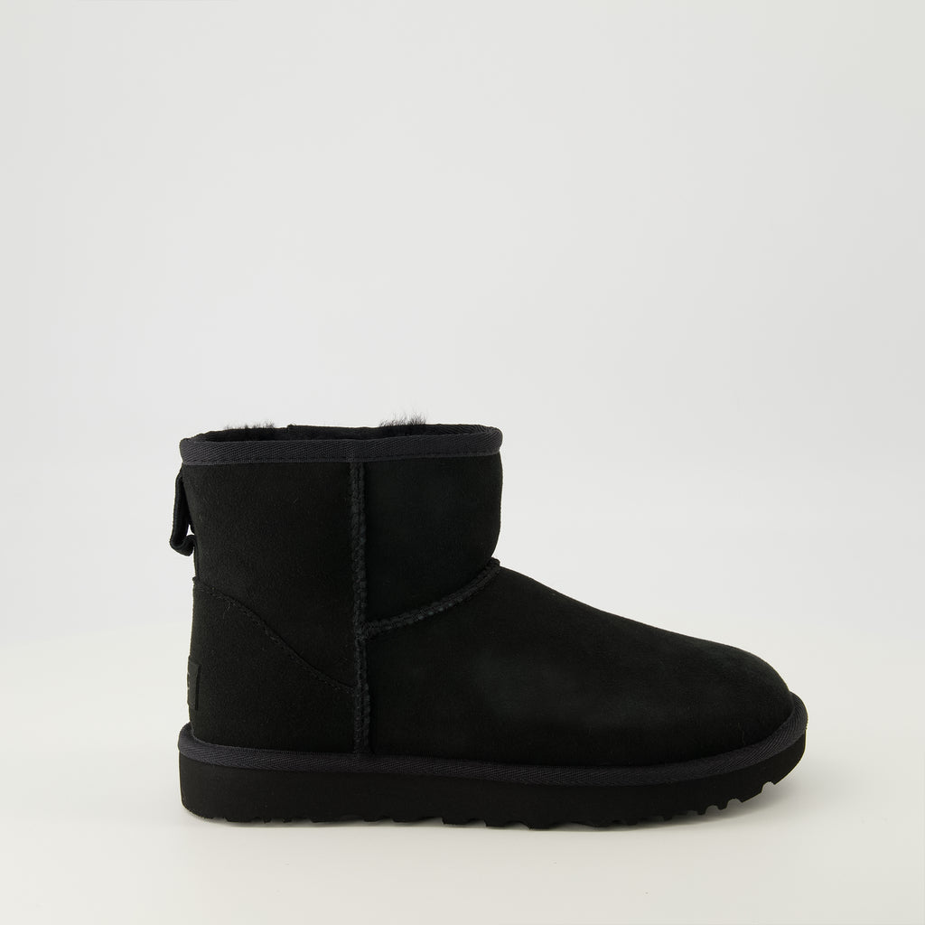 Image of the Ugg Women's Classic Mini II Boots - Autumn-Winter 2025 Season - Right side view