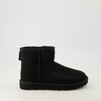 Image of the Ugg Women's Classic Mini II Boots - Autumn-Winter 2025 Season - Right side view