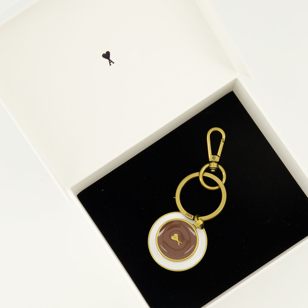 Immagine dell'articolo Portachiavi Tazza da caffè in metallo del marchio Ami PARIS per Unisex - Collezione Primavera-Estate 2026 - Vista Dettagliata 3