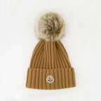 Imagem do Gorro de Lã com Pom-Pom da Marca Moncler para Senhora - Temporada Outono-Inverno 2025 - Vista Frontal