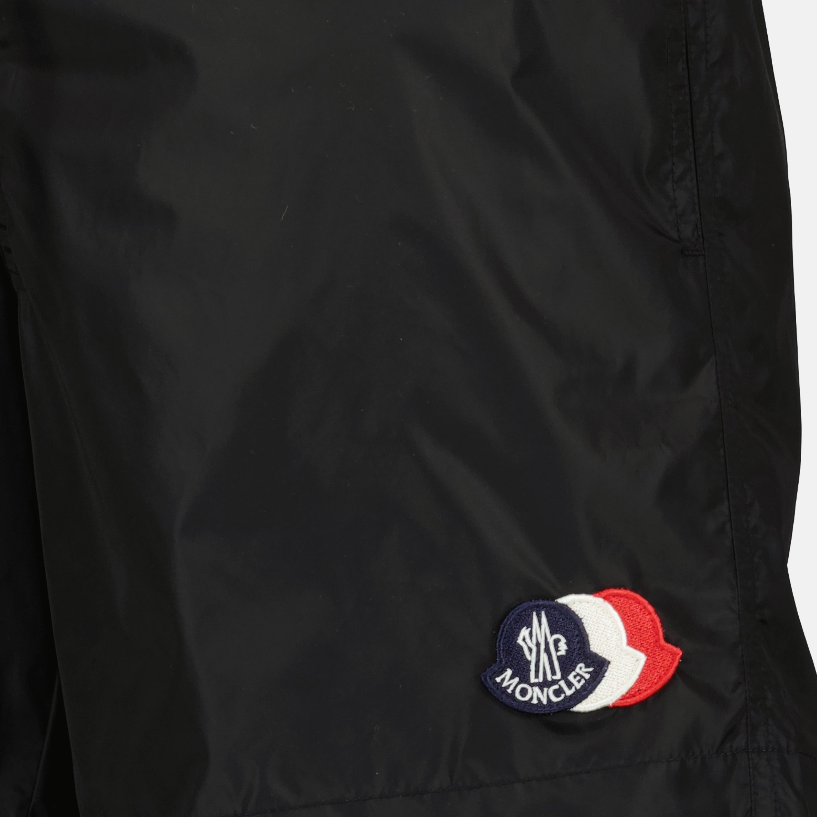 Image de l'article Short de bain à logo noir en nylon de la marque Moncler pour Homme - Saison Printemps-Été 2026 - Vue détaillée_1