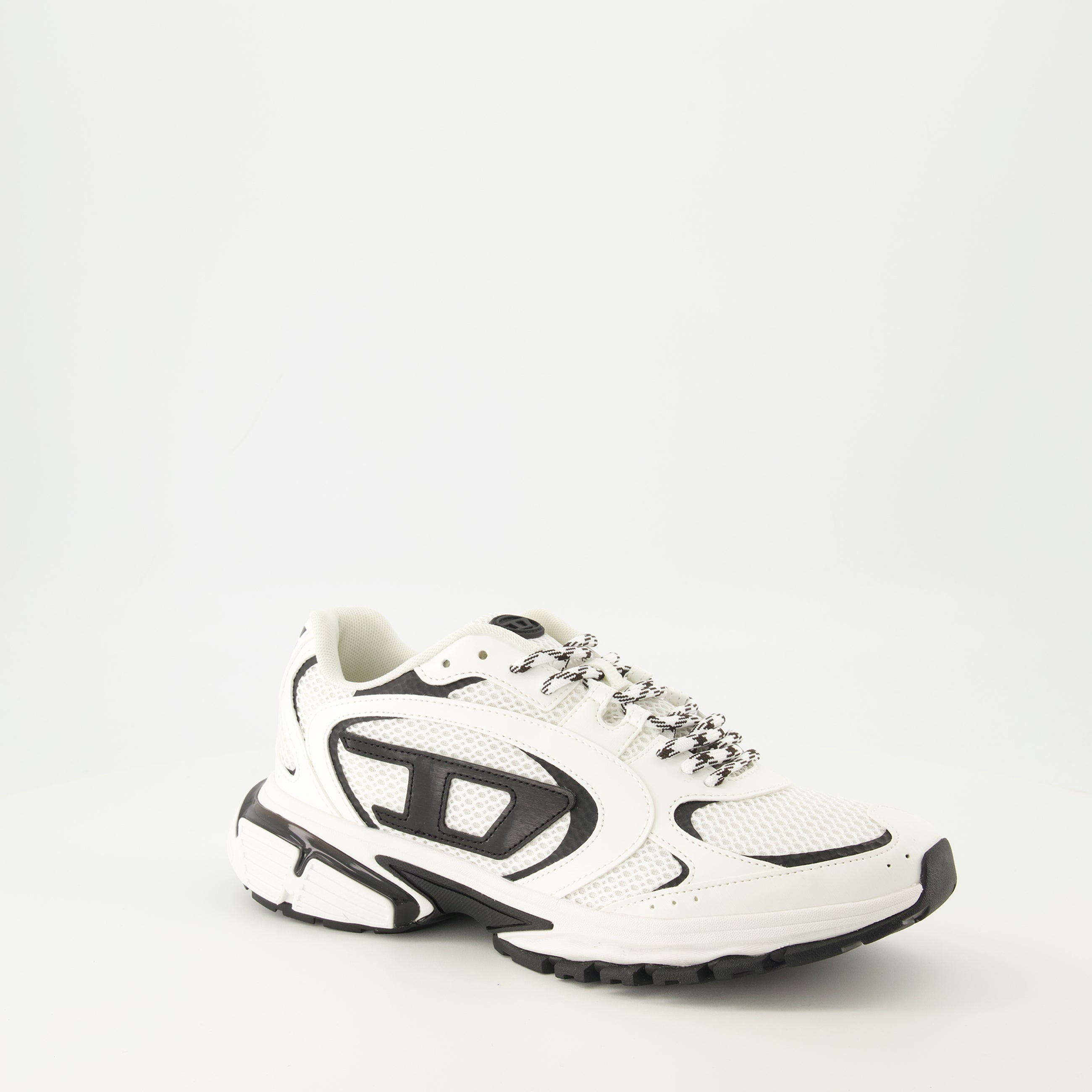 Image de l'article Baskets Pro-V-Dense blanc et noir de la marque Diesel pour Homme - Saison Printemps-Été 2026 - Vue trois quarts avant droite