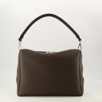 펜디 브랜드의 남성용 루이 백 이미지 - 2025년 가을-겨울 시즌 - 정면 보기