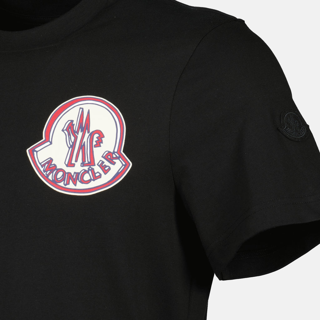남성을 위한 몽클레르 브랜드 검정 로고 티셔츠의 이미지 - 2026년 봄-여름 - 상세 보기_1