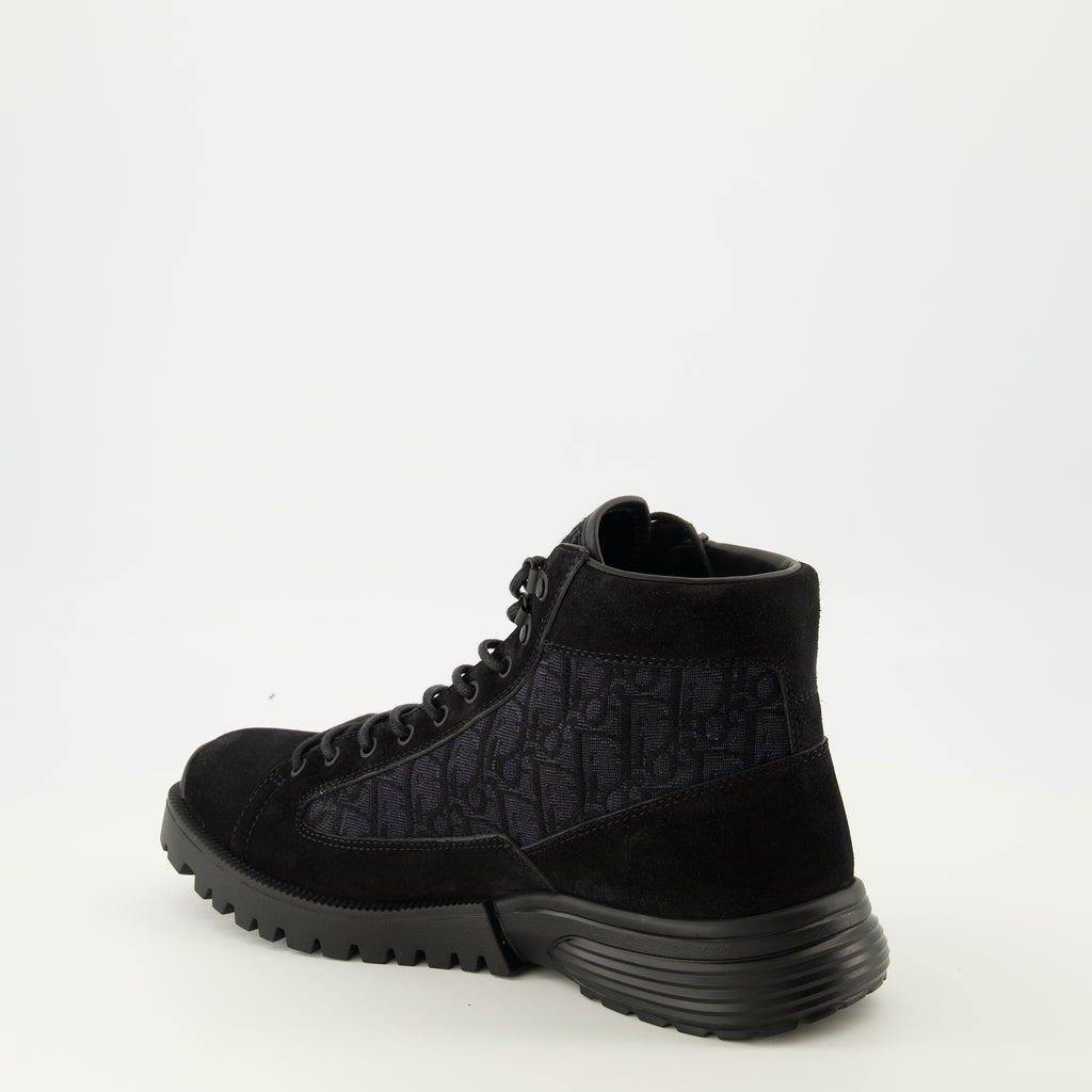 Bild der Dior Herren Oblique Stiefeletten - Herbst-Winter 2025 - Rechte Rückansicht in drei Vierteln