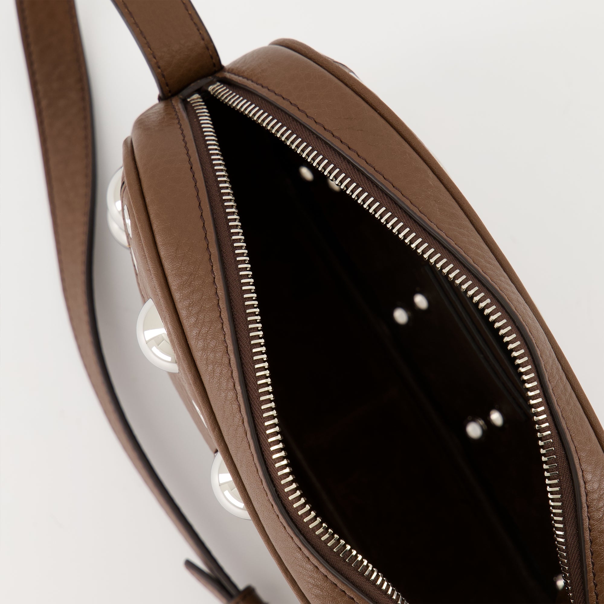 Image of the Valentino Garavani leather Nellcôte clutch for women - Fall-Winter 2025 - Detailed View 3