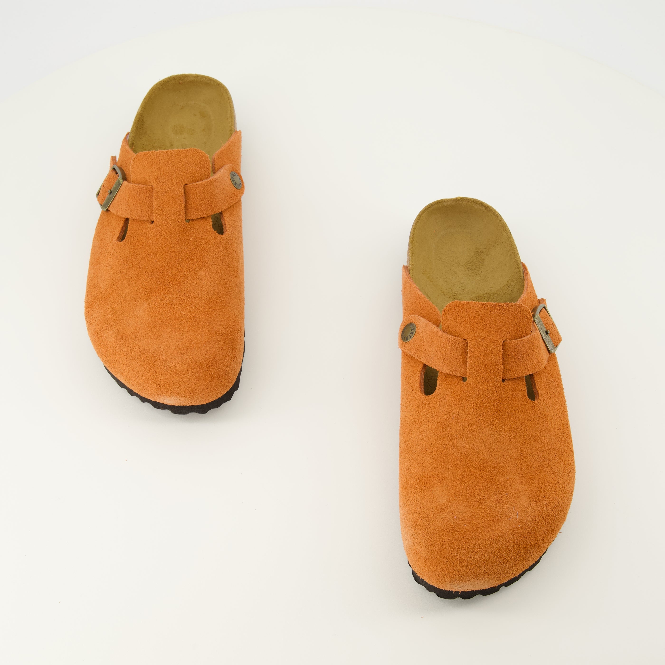 Immagine delle mules Boston arancioni in suede del marchio Birkenstock per Unisex - Stagione Primavera-Estate 2026 - Vista dall'alto della coppia di scarpe