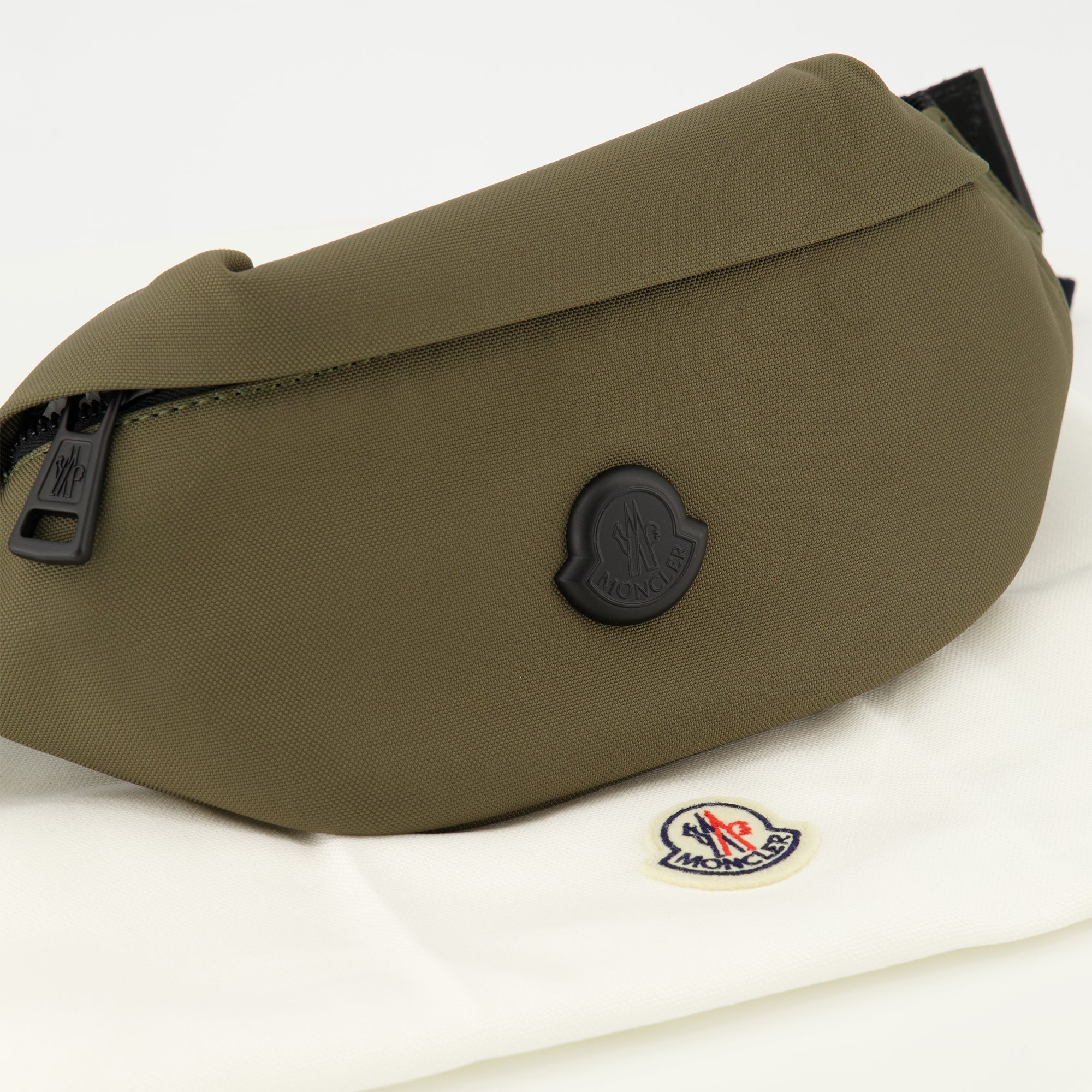 Image of the Durance khaki fanny pack from the Moncler brand for Men - Spring-Summer 2026 - Detailed View_2
