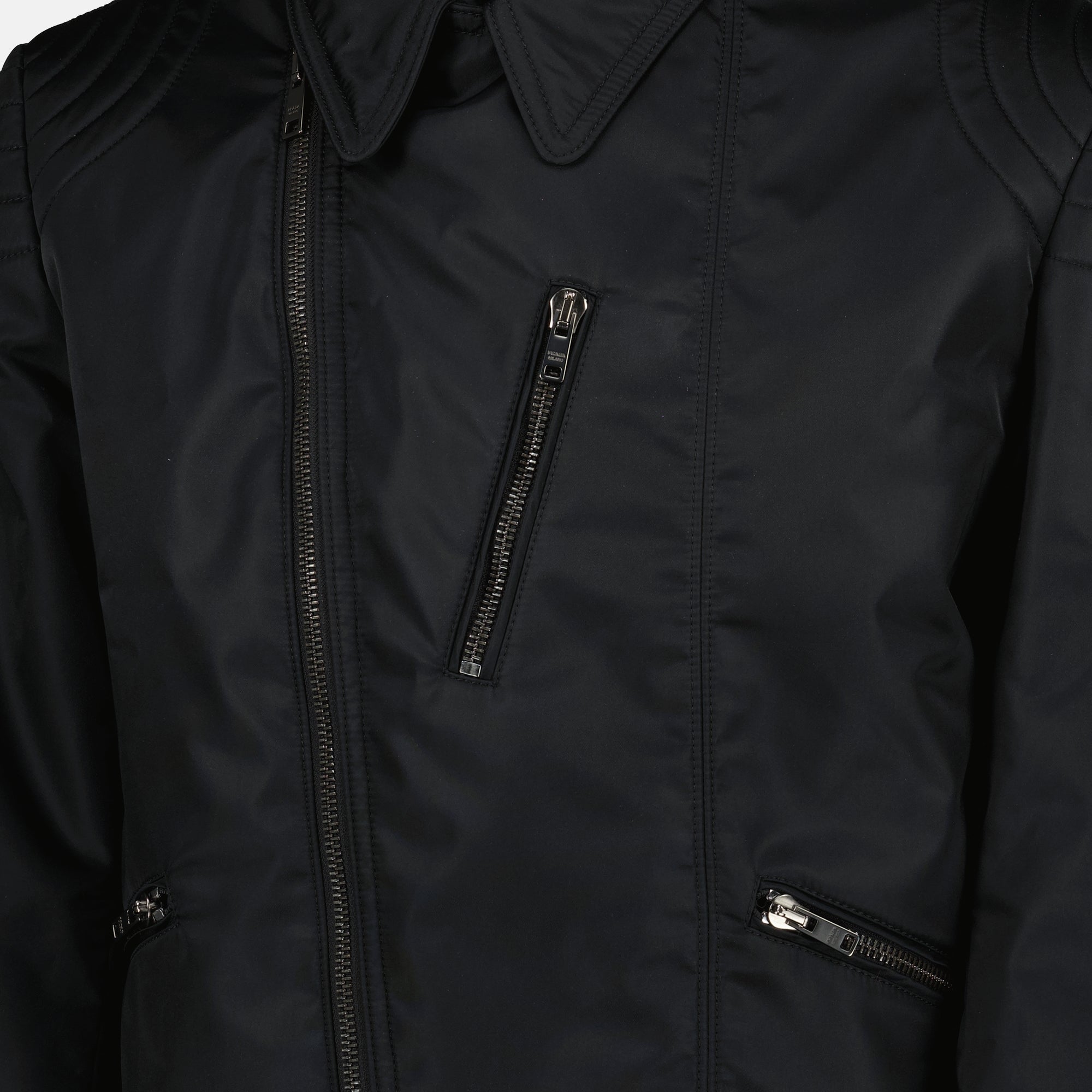 Immagine della giacca in nylon nero di Prada per uomo - Primavera-Estate 2026 - Vista dettagliata_1