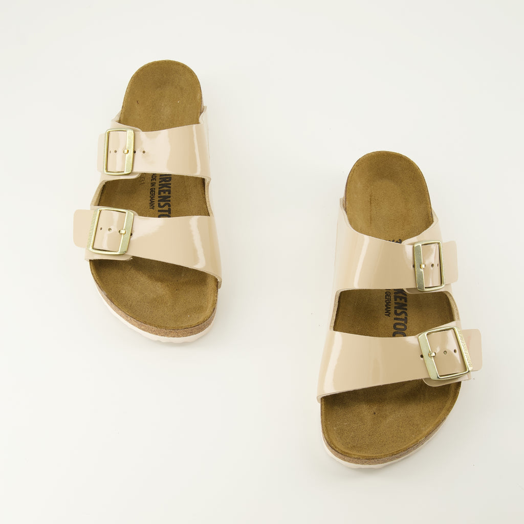 Image de l'article Sandales Arizona beige de la marque Birkenstock pour Unisex - Saison Printemps-Été 2026 - Vue de dessus paire de chaussure