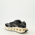 Image de l'article Baskets B35 grise de la marque Dior pour Homme - Saison Printemps-Été 2026 - Vue trois quarts arrière droite