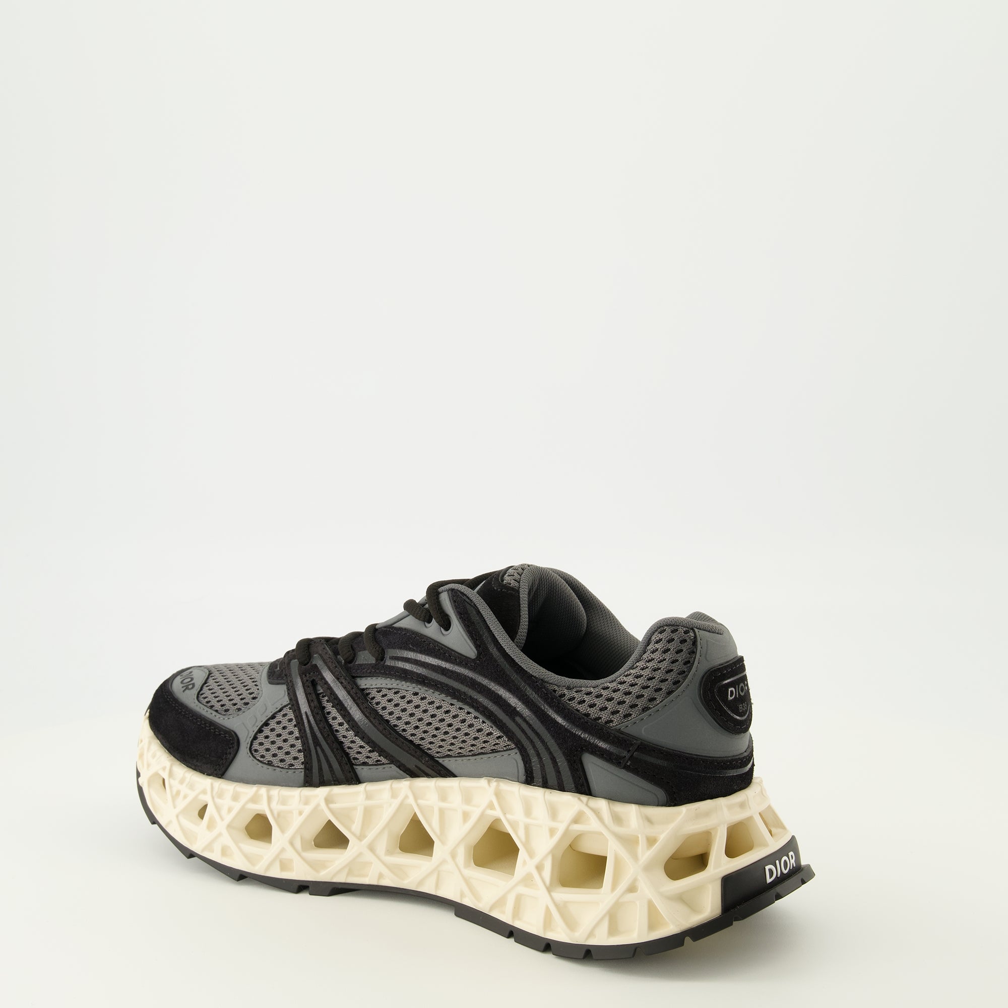 Bild der Dior Herren B35 grauen Sneakers - Frühjahr/Sommer 2026 - Rechte Dreiviertelansicht von hinten