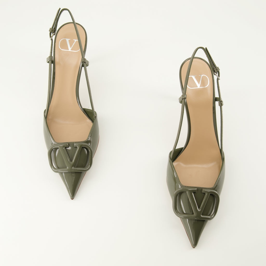 Image of the Vlogo patent leather khaki pumps by Valentino Garavani for Women - Spring-Summer 2026 - Top view of the pair of shoes