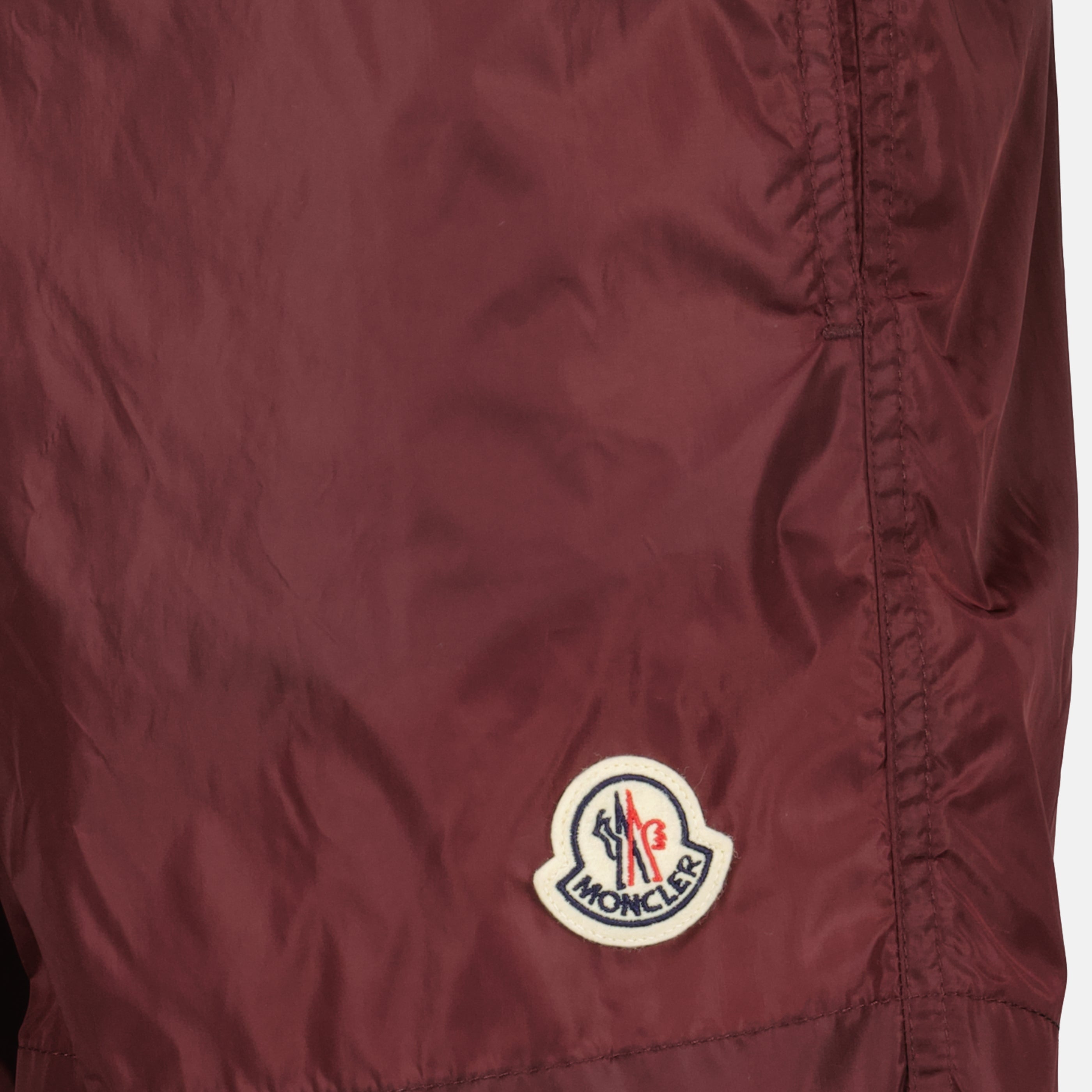 Image de l'article Short de bain à logo bordeaux en nylon de la marque Moncler pour Homme - Saison Printemps-Été 2026 - Vue détaillée_1