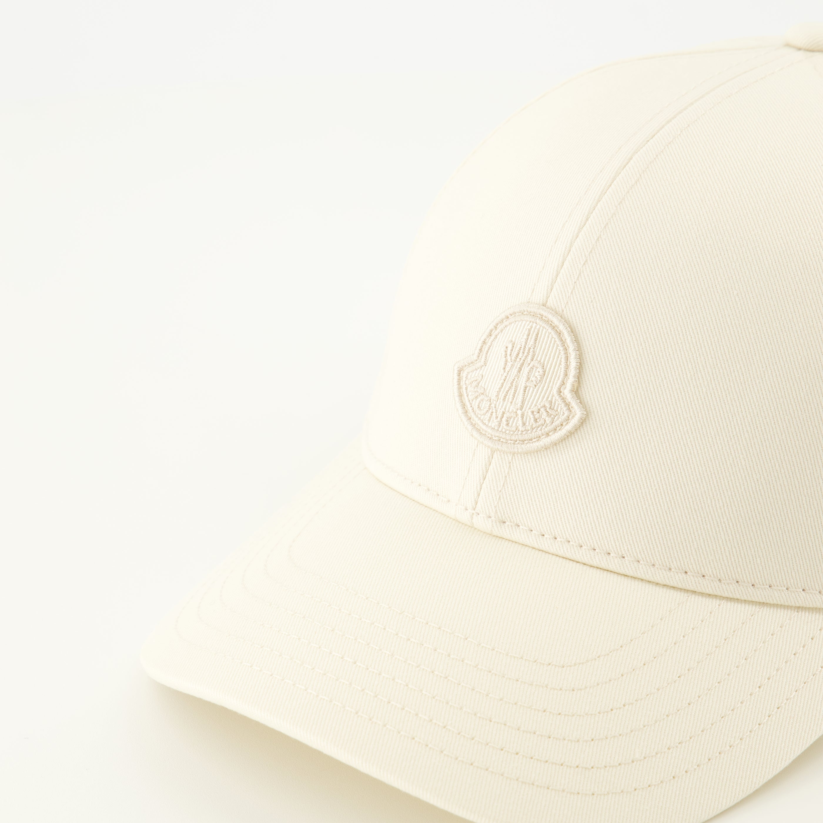 Imagem do chapéu branco com logo da Moncler para Mulher - Temporada Primavera-Verão 2026 - Vista Detalhada 3