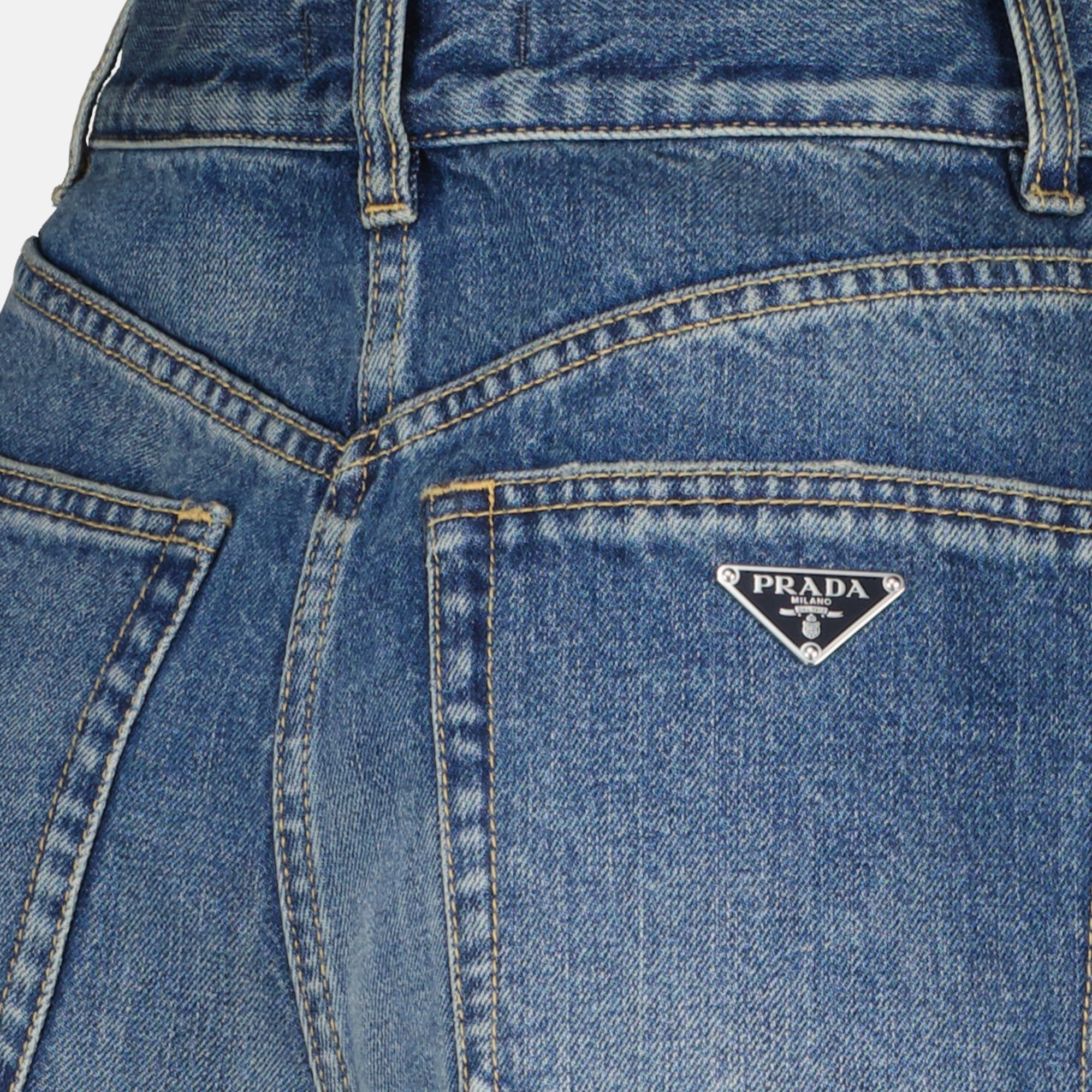 Immagine dei Pantaloni Corti in Denim di Prada per Donna - Stagione Autunno-Inverno 2025 - Vista Dettagliata_1