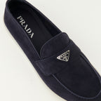 Imagem dos mocassins em camurça azul marinho da Prada para Homem - Temporada Primavera-Verão 2026 - Vista detalhada de cima