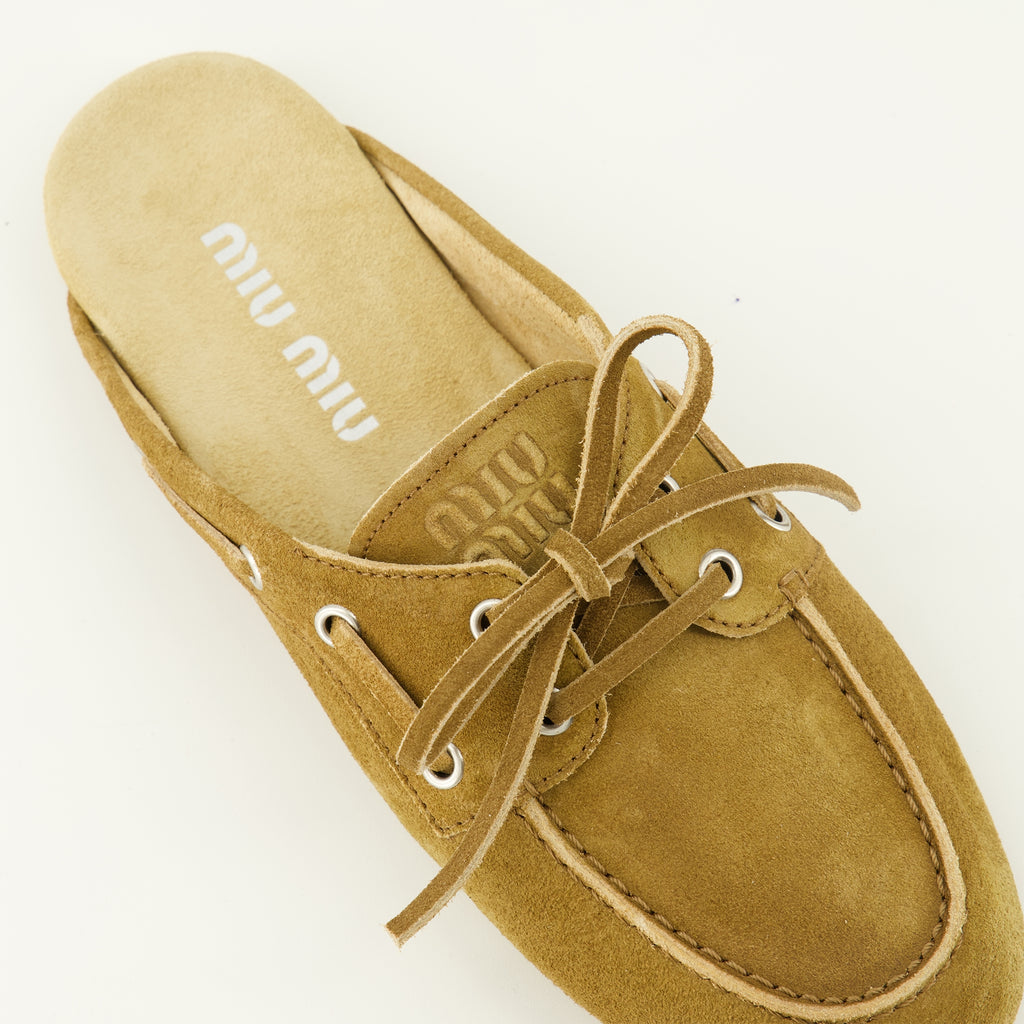 Image de l'article Mules bateau en suède marron de la marque Miu Miu pour Femme - Saison Printemps-Été 2026 - Vue détaillée de haut