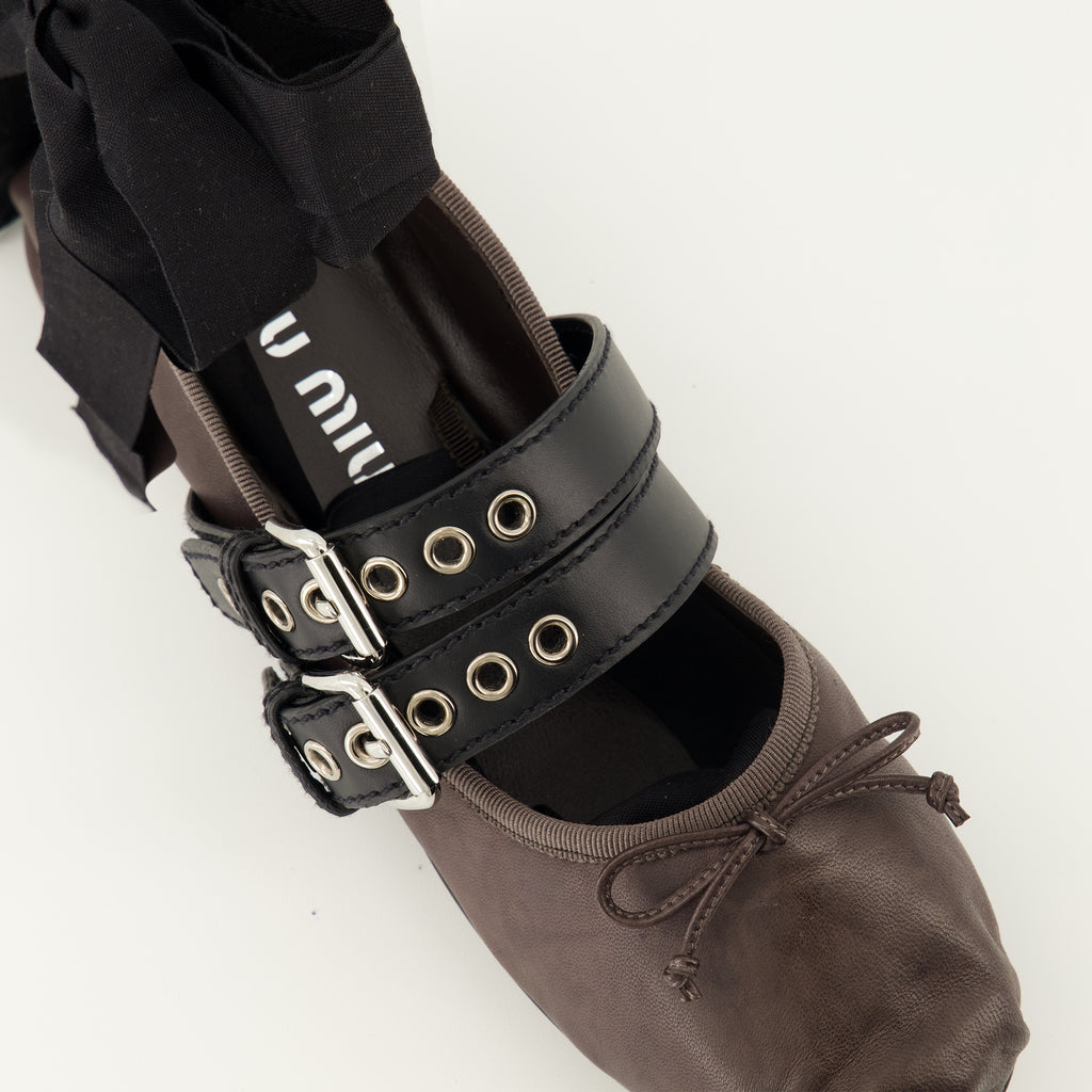 Image de l'article Ballerines à brides en cuir et laçage de la marque Miu Miu pour Femme - Saison Printemps-Été 2026 - Vue détaillée de haut