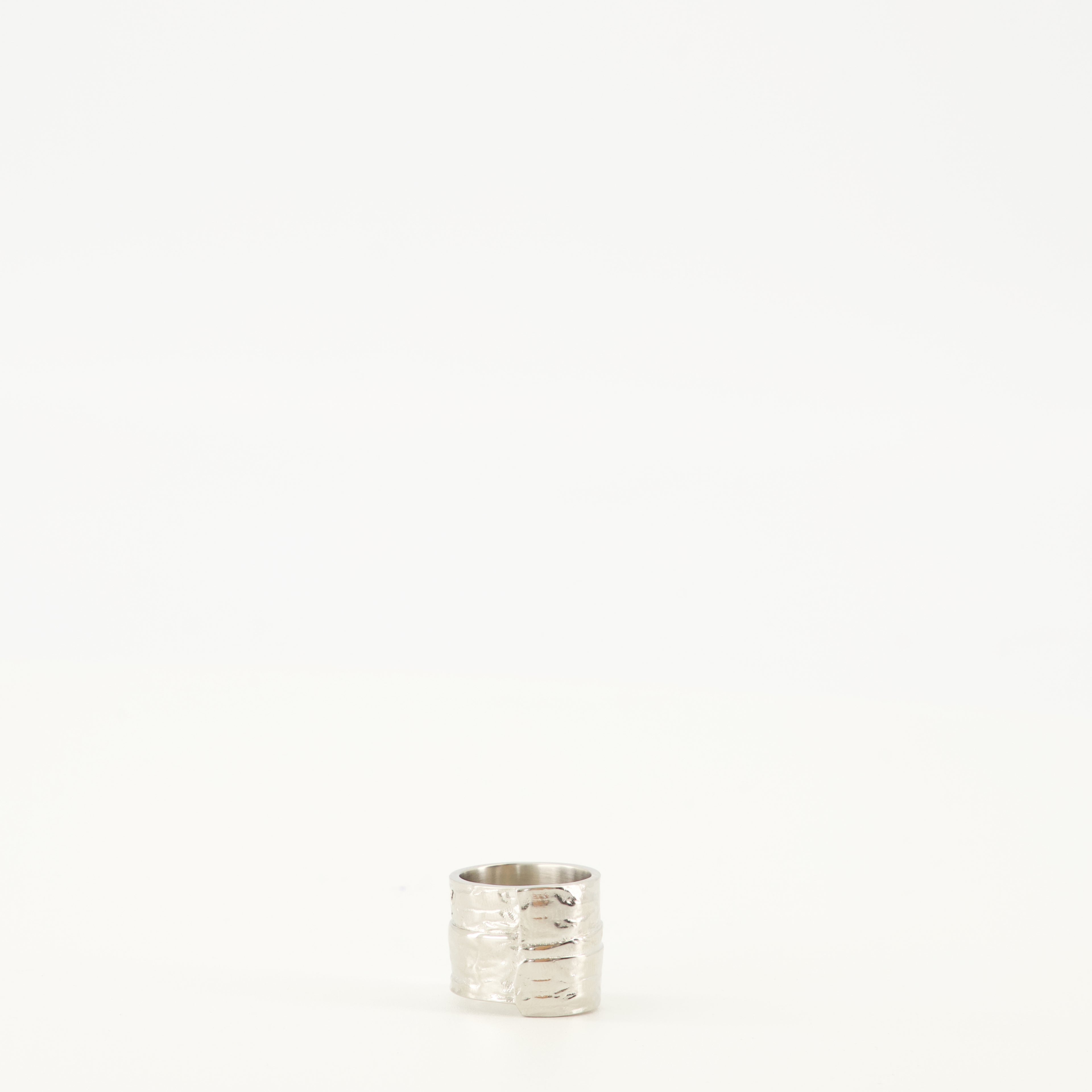 Image de l'article Bague Givenchy Tape de la marque Givenchy pour Femme - Saison Automne-Hiver 2025 - Vue de Dos