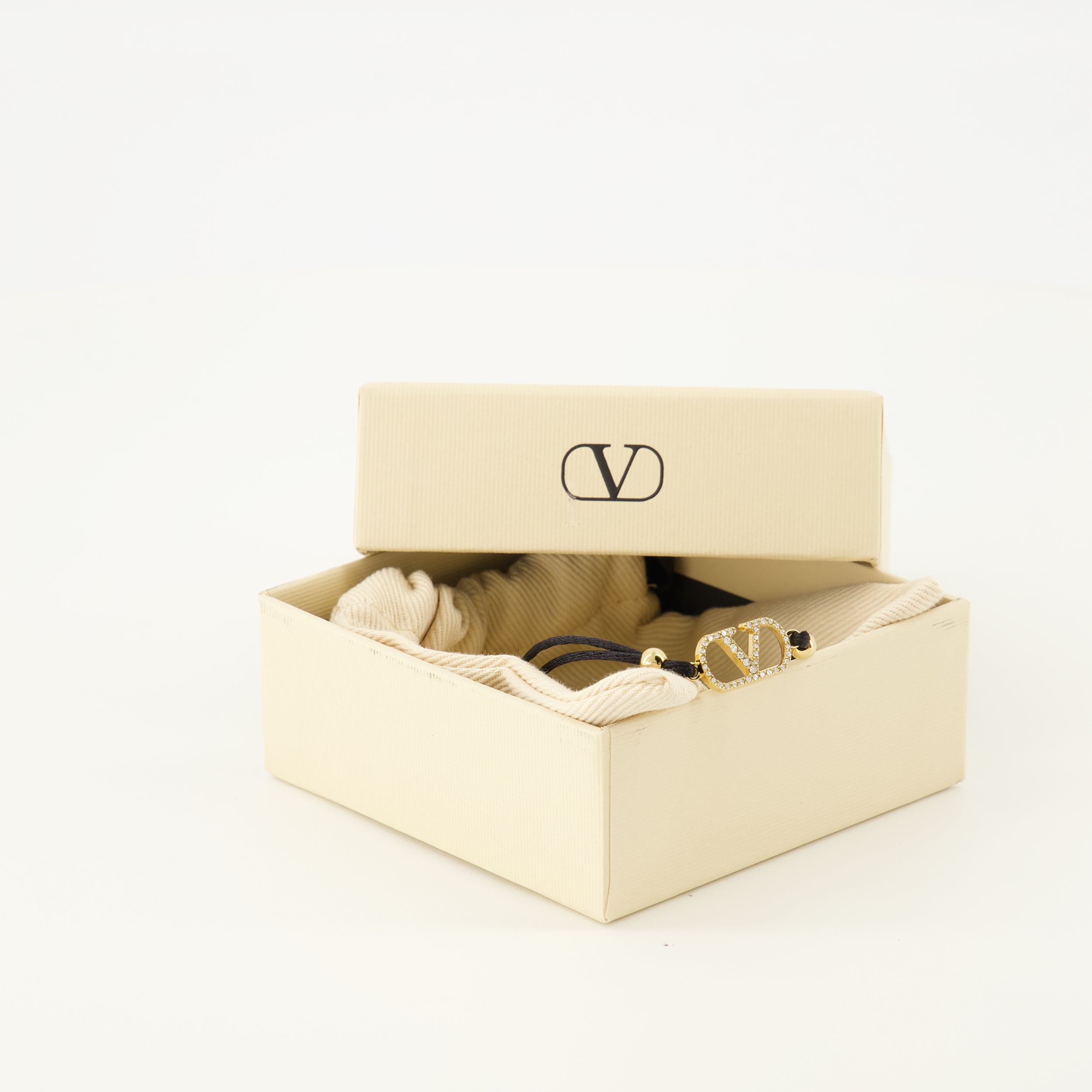 Image de l'article Bracelet Vlogo avec cordon noir et cristaux Swarovski® de la marque Valentino Garavani pour Femme - Saison Printemps-Été 2026 - Vue détaillée_3