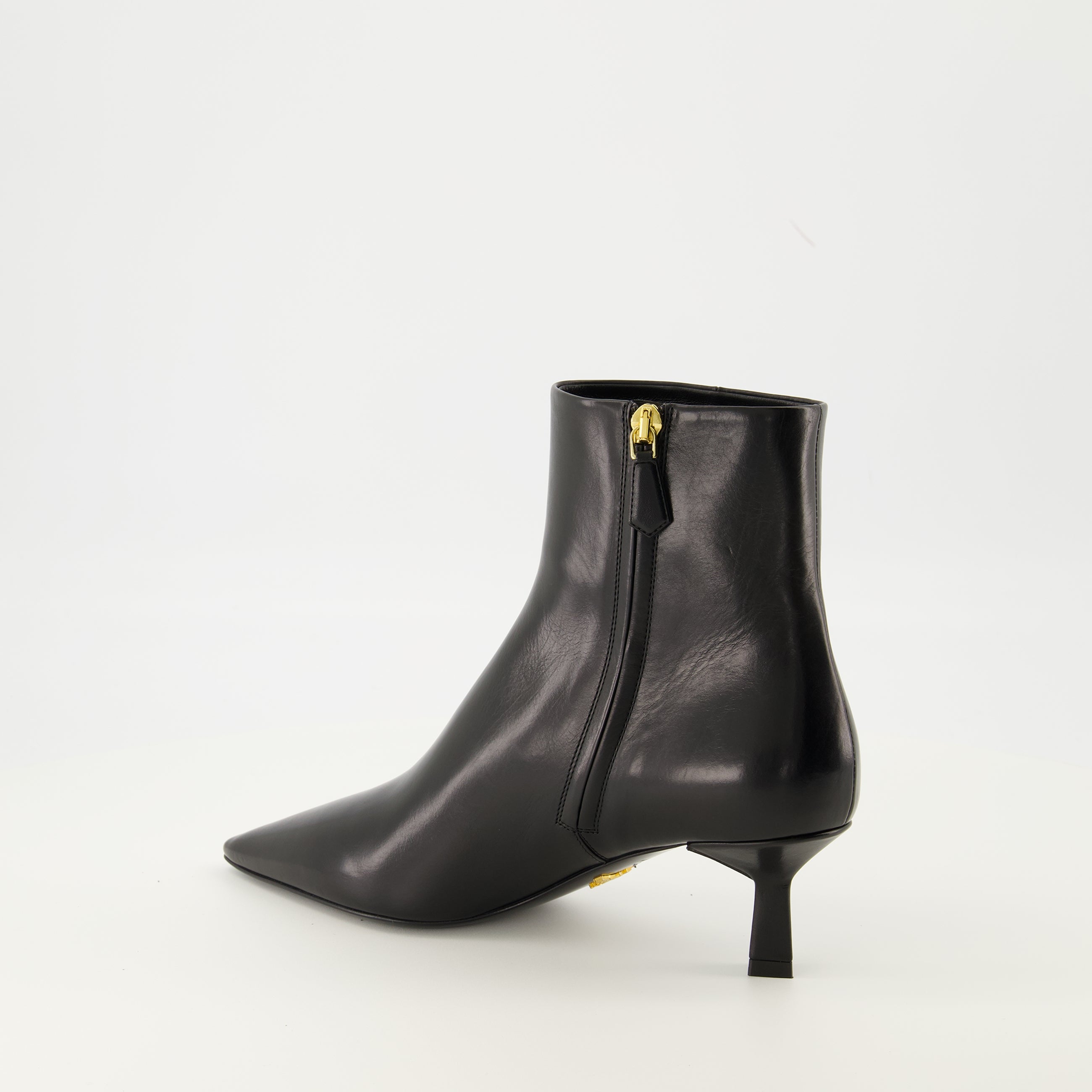 Image de l'article Bottines en cuir de la marque Prada pour Femme - Saison Automne-Hiver 2025 - Vue trois quarts arrière droite